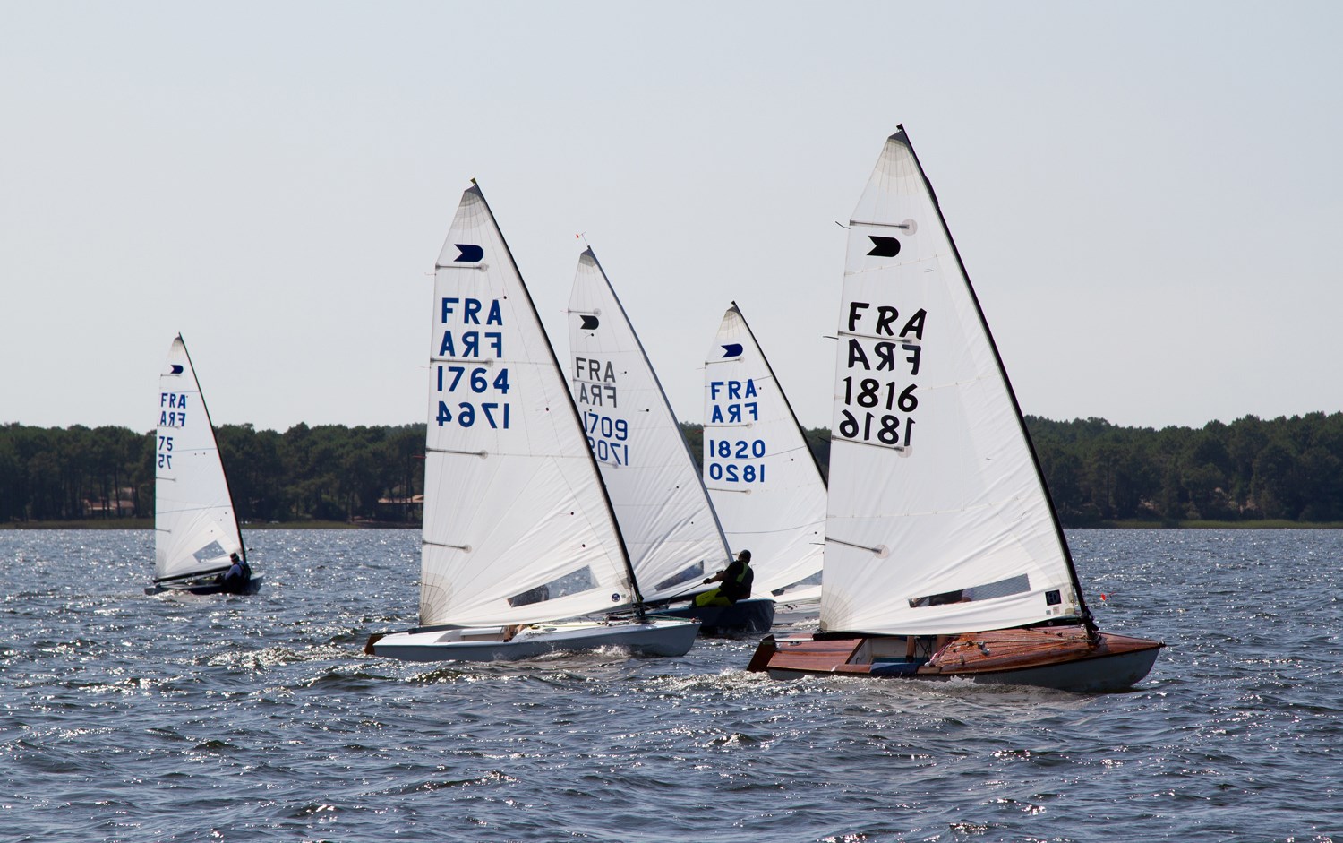 Un rond fixe de 9 bouées sur le lac